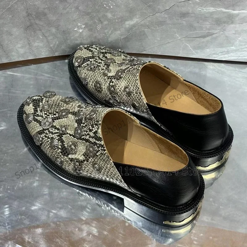 รองเท้าโลฟเฟอร์ผู้ชายลายหนังงูประดับหมุดโลหะ แฟชั่นสวมใส่ง่าย รองเท้าผู้ชายงานเลี้ยงหรูหรา ทำมือ รองเท้าลำลองผู้ชายสำหรับงานปาร์ตี้ งานเลี้ยง