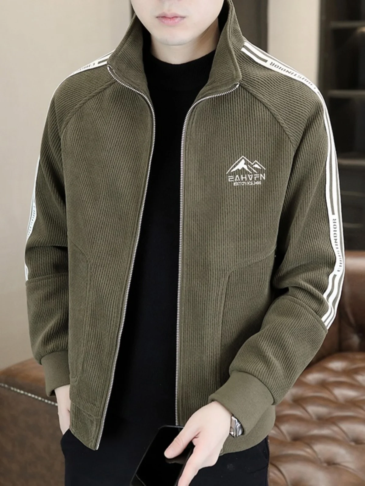 

Новая мужская куртка на осень-зиму: вельветовая, с воротником-стойкой, повседневная, премиум-класса, из полиэстера, на молнии, в полоску