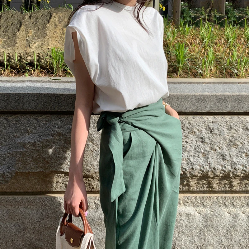 Conjunto de mujer con cseta de manga corta con cuello redondo, Color sólido, hoado y versátil, con cinturón, falda d...