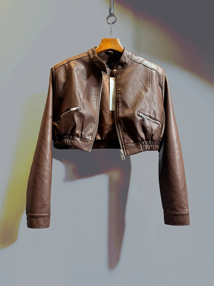 سترة جلدية قصيرة أنيقة وعصرية للنساء موديل 2025 خريف جديد بخصر مرتفع من الجلد الصناعي