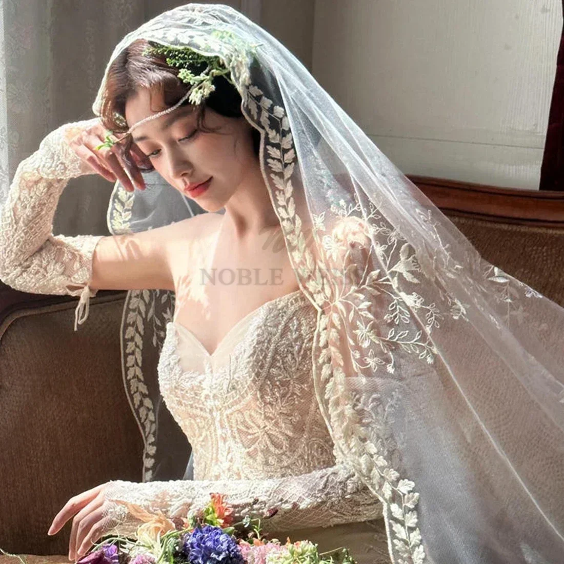 Vintage One-Layer Bridal Veil with Lace Edge and Appliqued for Wedding Photography Customized image 2