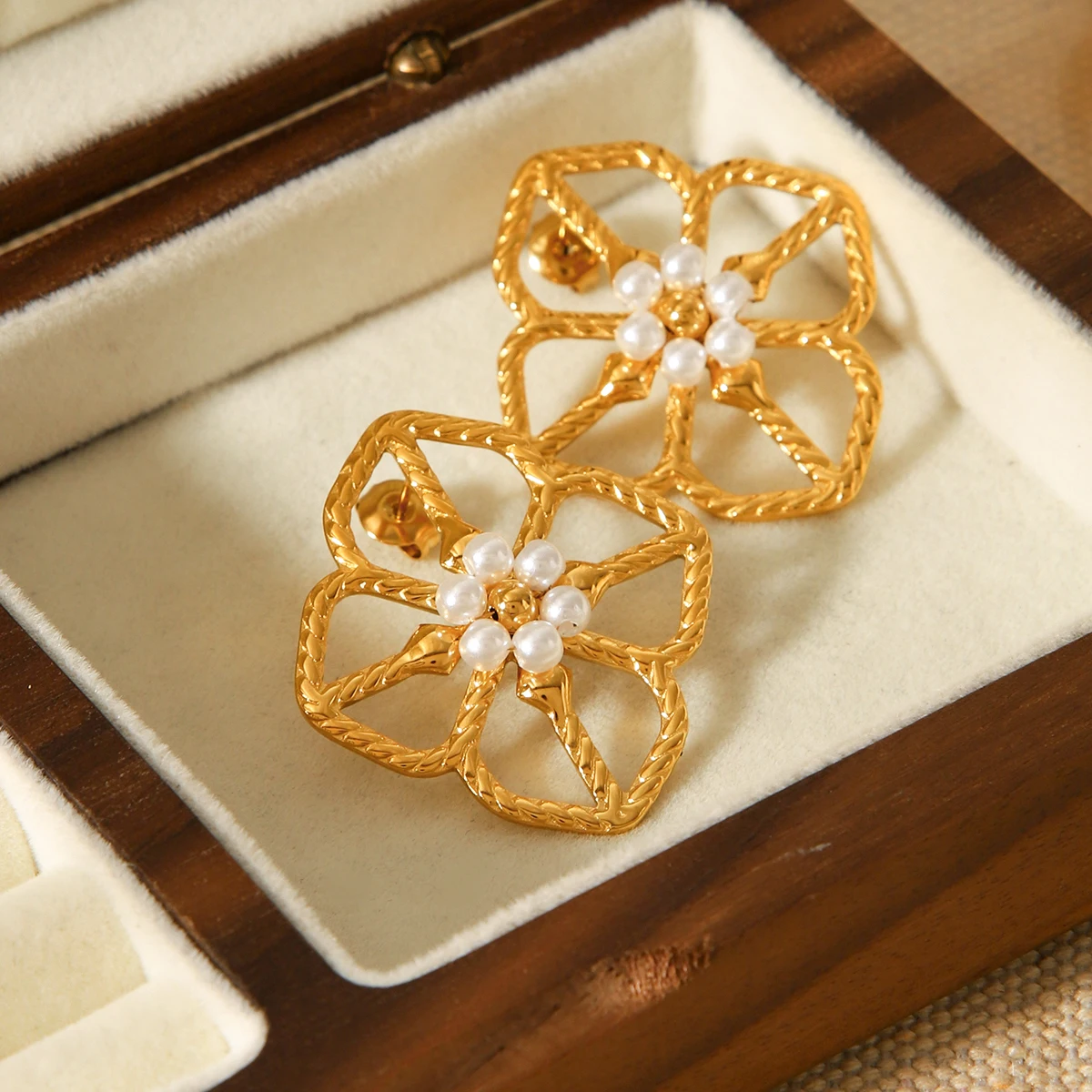 

18K Gold Plated Textured Flower Pearl Earrings For Women Hypoallergenic Stainless Steel Tarnish Resistant Party Gifts