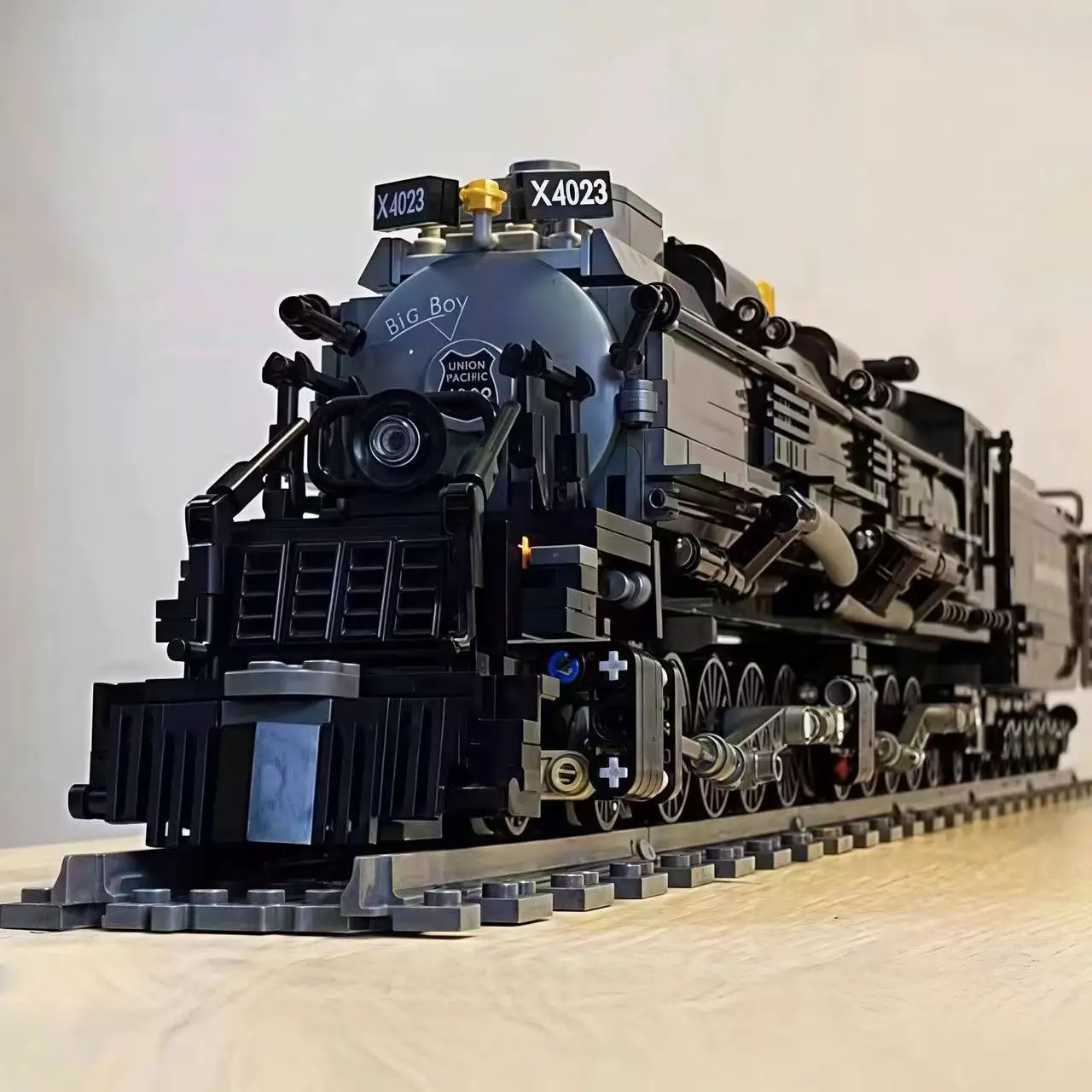 

Bigboy Steam Locomotive Train Building Blocks Set Retro City Model Creative Module 1608PCS Construction Toys For Kids Ideal Gift
