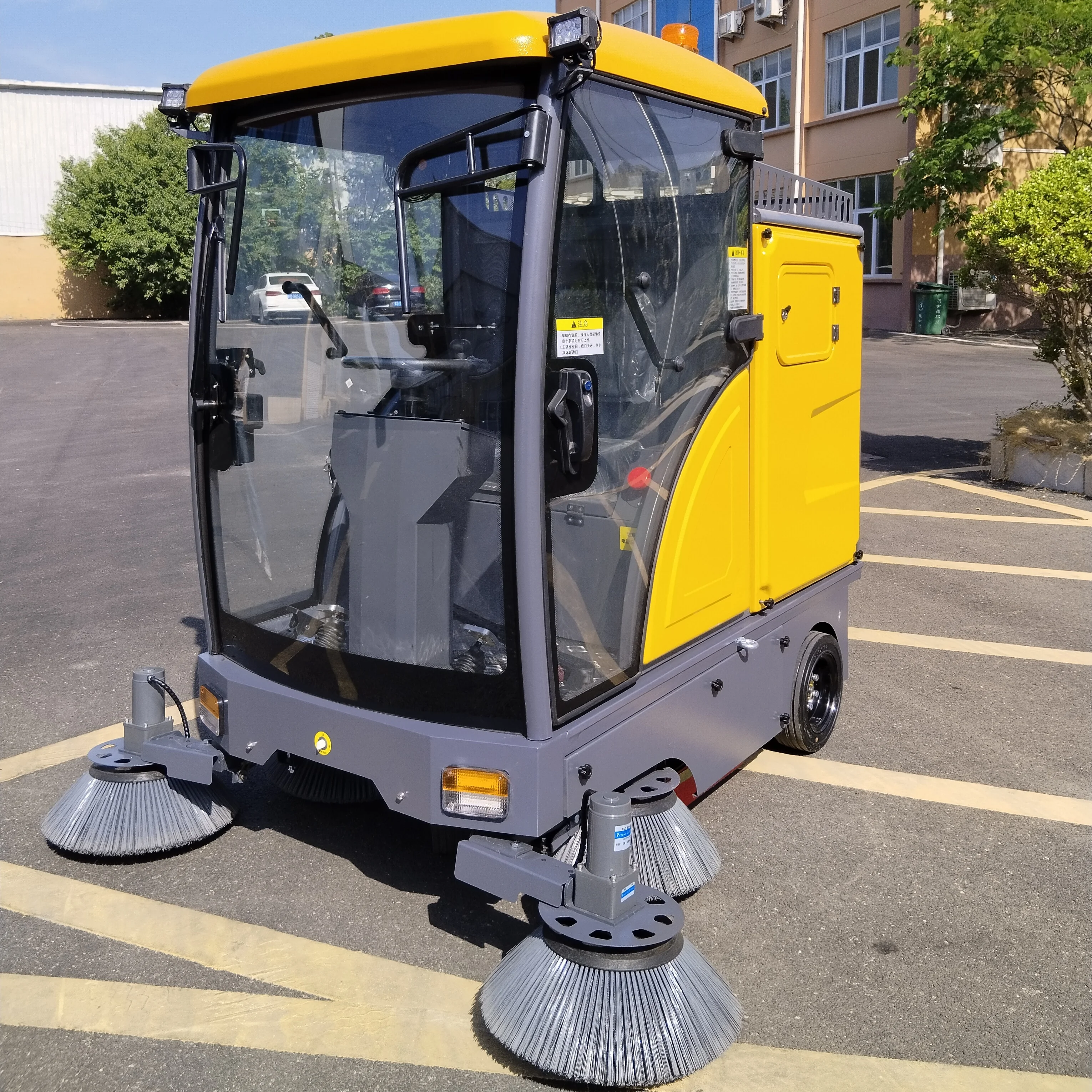 Tomada de fábrica original mais nova vassoura elétrica dirigindo máquina de limpeza de rua de estrada com largura de varredura