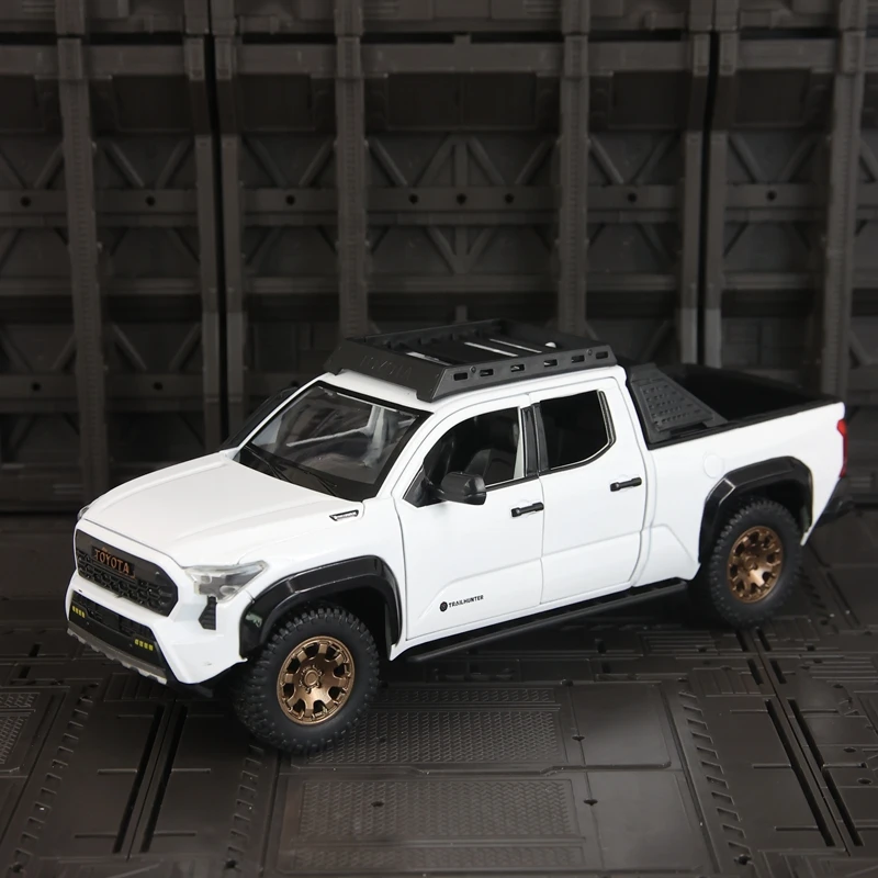 

1: 24 simulation Takuma alloy pickup off-road vehicle model ornament, doors and hood can be opened, sound and light feedback toy