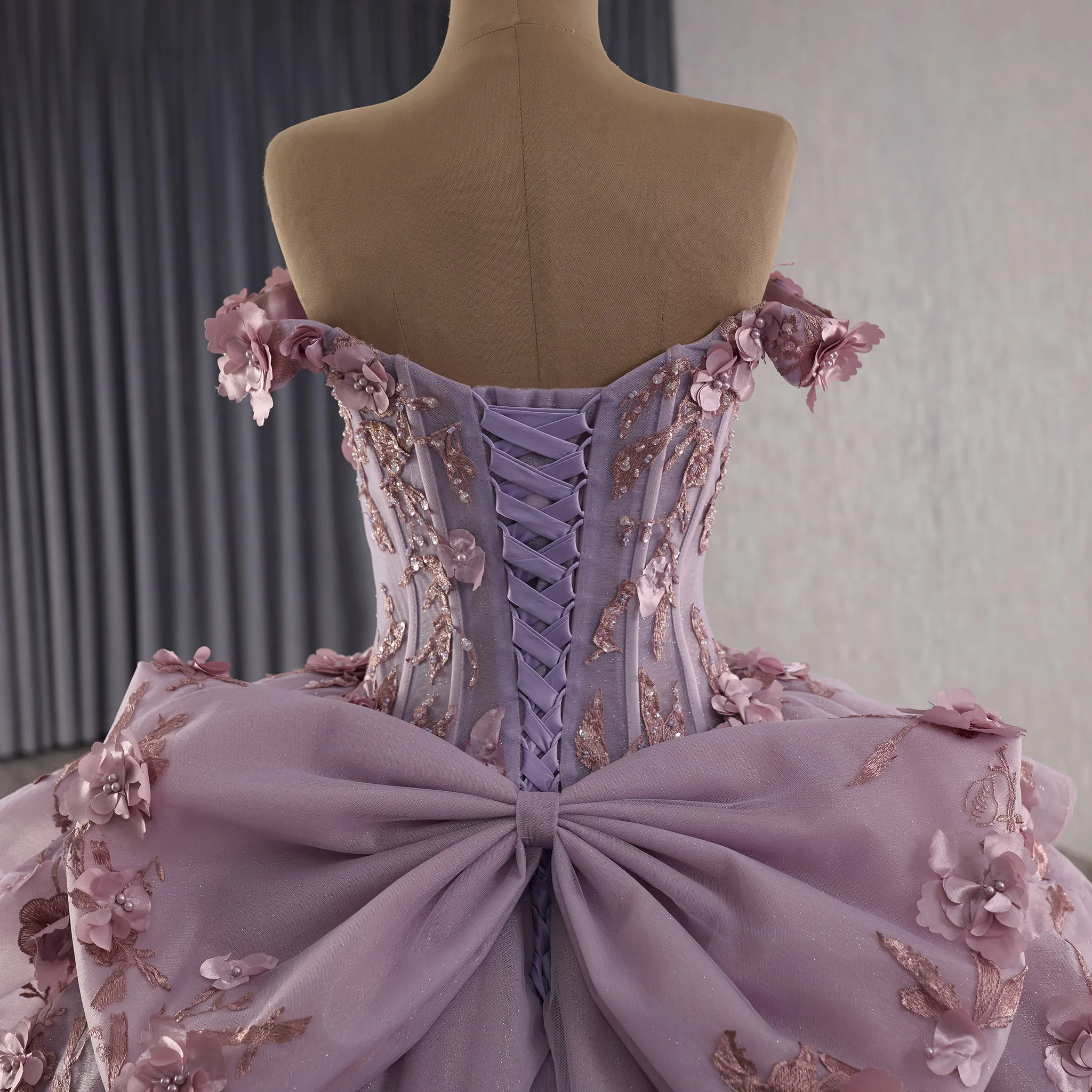 فستان Rosymae أنيق مكشوف الكتفين ماكسي أحمر الخدود Quinceanera مع تنورة مكشكشة بفيونكة خلفية وخصر الباسك وخط عنق على شكل قلب