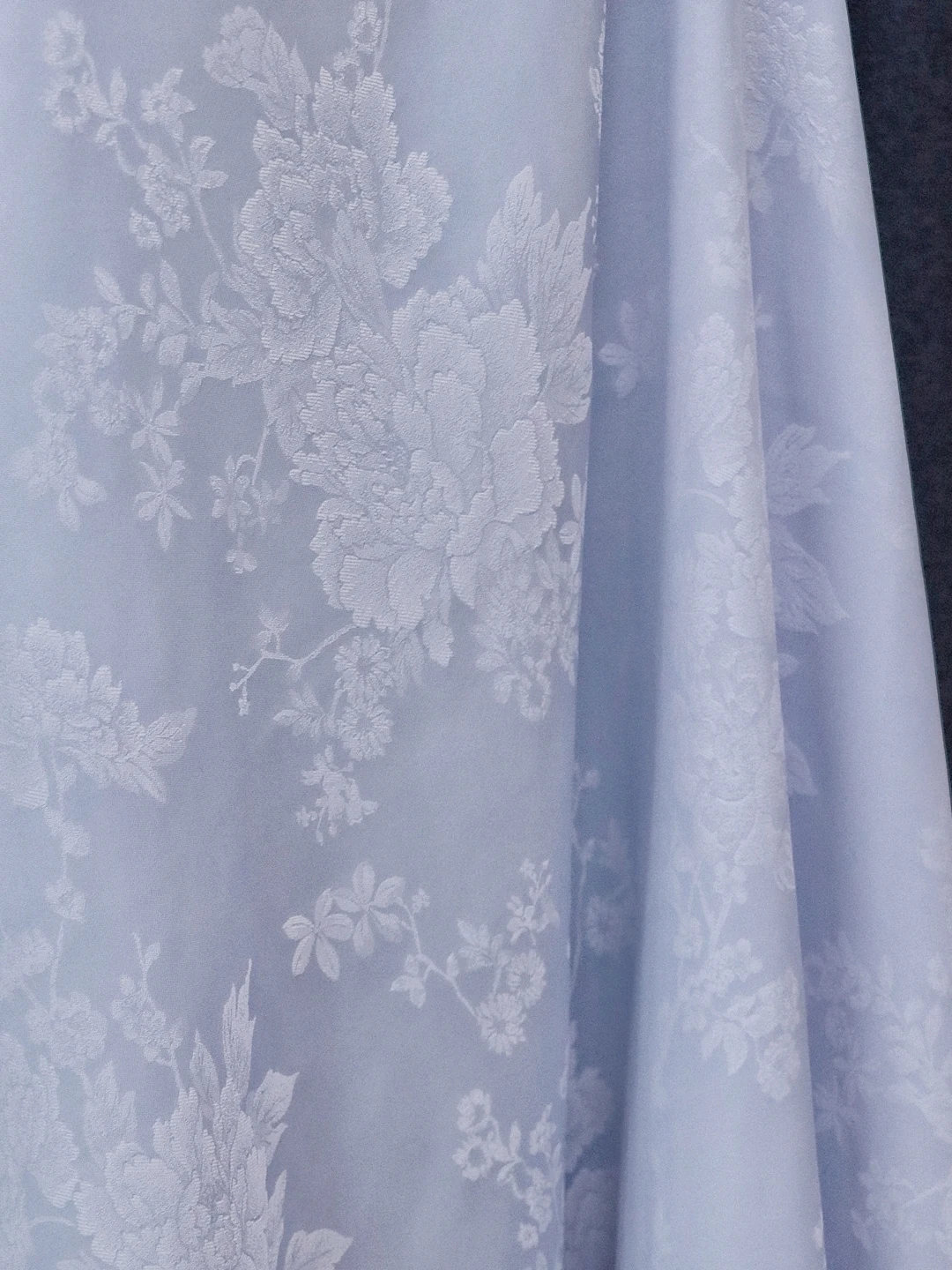 

Светло-голубая шелковая атласная ткань с узором пионов, гладкая, глянцевая, для костюмов Ханьфу, для рукоделия, для домашнего декора