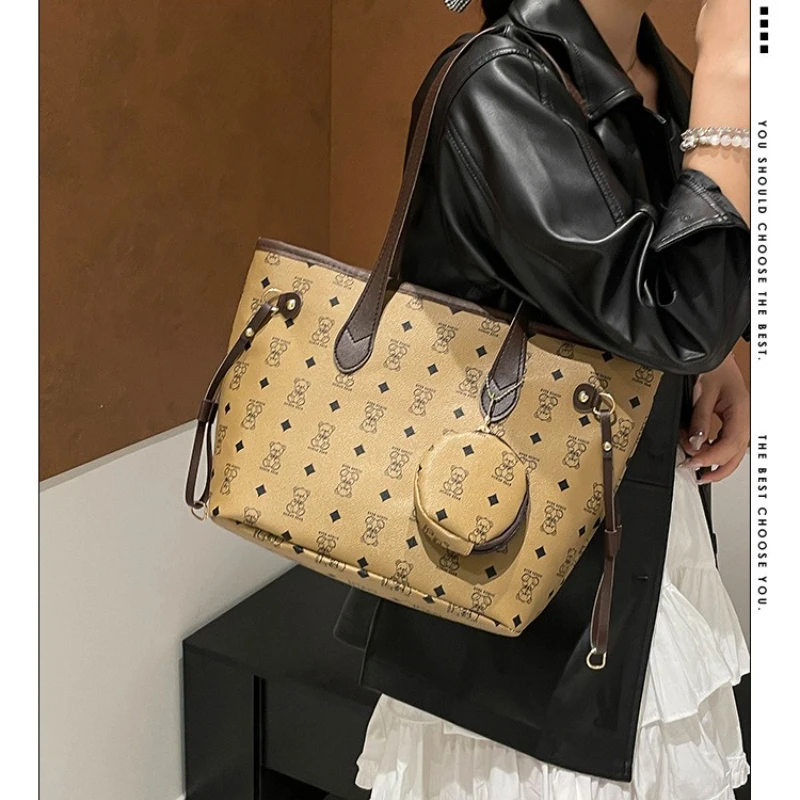 

Модная и универсальная маленькая квадратная сумка, новинка 2025 года, большая сумка в корейском стиле с принтом медведя, шикарная корейская высококачественная большая сумка