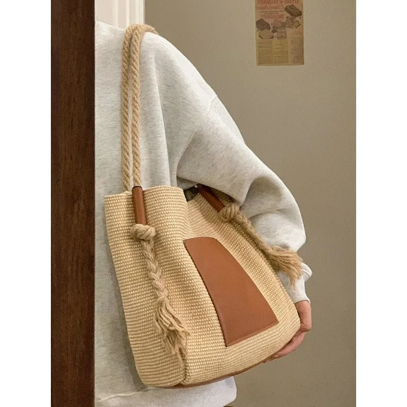 Sac fourre-tout tissé à la main de grande capacité pour femmes, nouveau design de mode polyvalent, sac sous les bras décontracté à une initiative, été