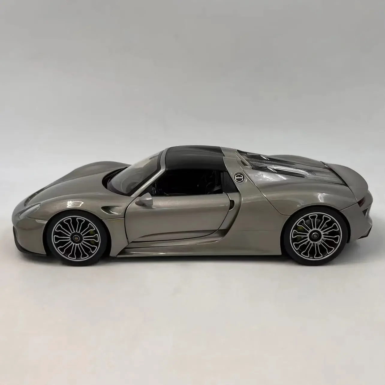 Welly 1:18 Scale Porsche 918 Spyder Two-door Roadster Simulation Alloy Diecast Car Model Collectible Toy Gift Display