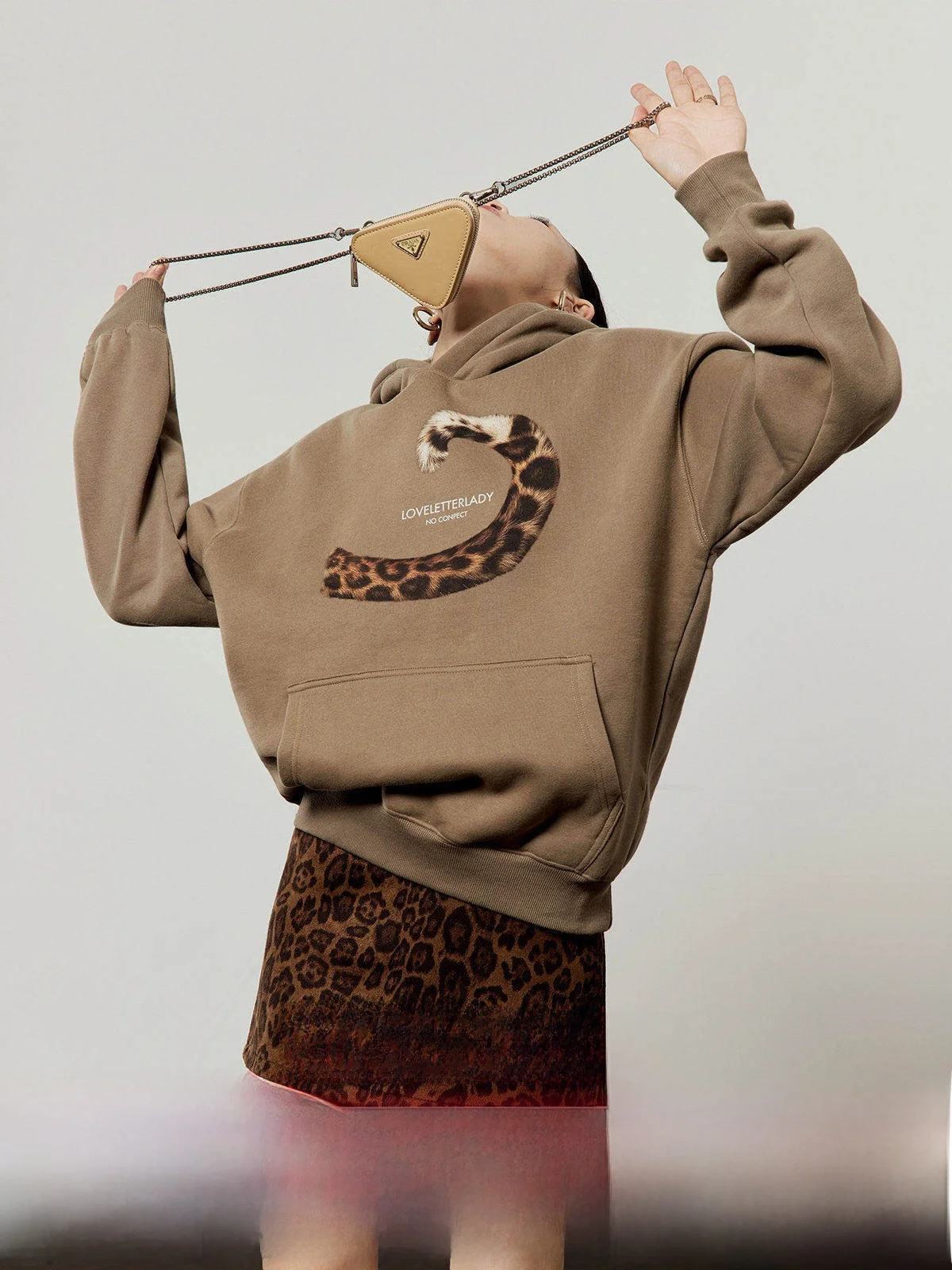 

Коричневая женская толстовка Fce, весна 2026, новинка, с леопардовым принтом, свободный крой, повседневный топ с капюшоном, длинный рукав, для поездок на работу