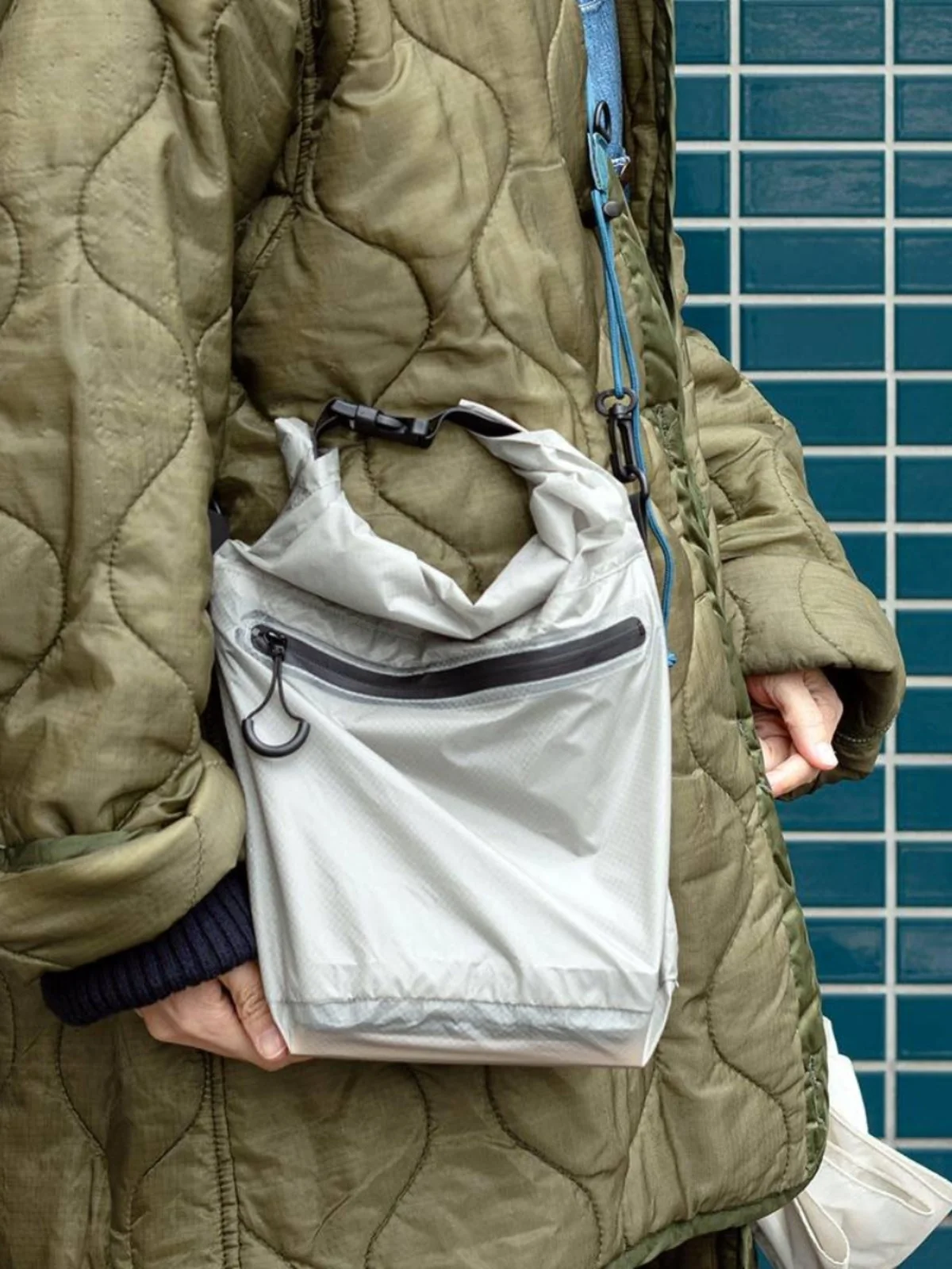 sac-etanche-portable-high-tide-leger-durable-grande-capacite-ideal-pour-les-activites-de-plein-air-et-les-sports