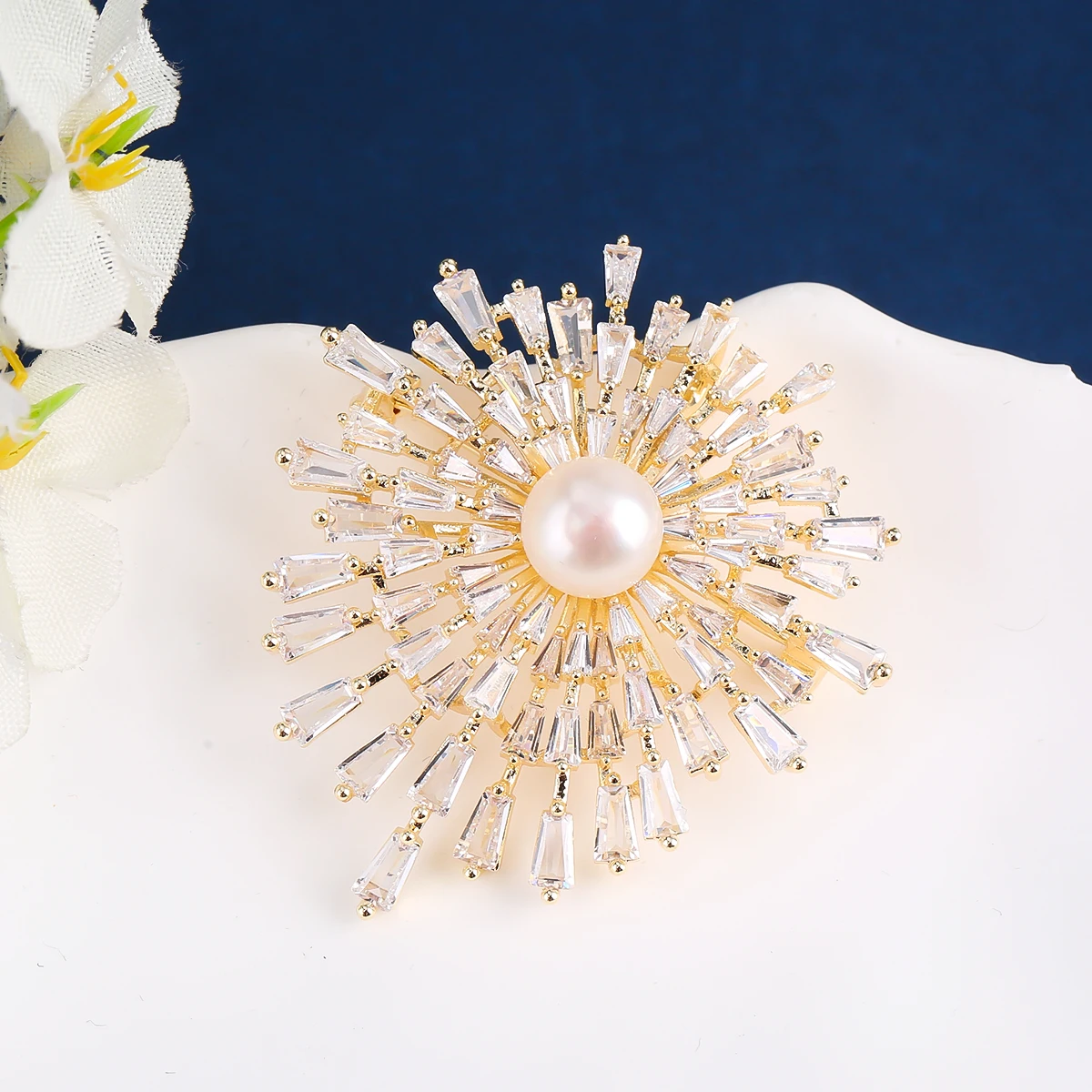 Light Luxury Niche Color Preservation Galvanized Zircon Luxury Inset Pearl Snowflake Brooch Lady Wedding Party Jewelry Gift