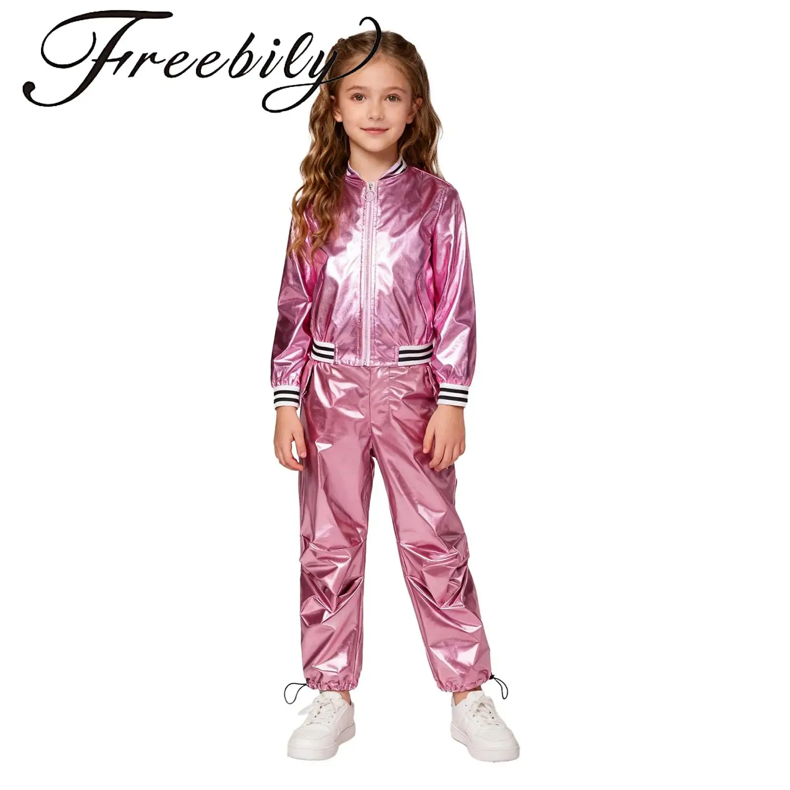 

Детский костюм для хип-хопа и джаза для девочек: металлическая куртка с воротником-стойкой, молнией, полосатым подолом и вырезами, блестящие брюки-карго с рюшами