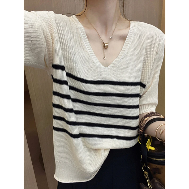 

French Vintage Stripe Short Sleeved T-shirt For Women Summer Fashion Unique Loose Thin V-Neck Knitted Top Temperament Commuting