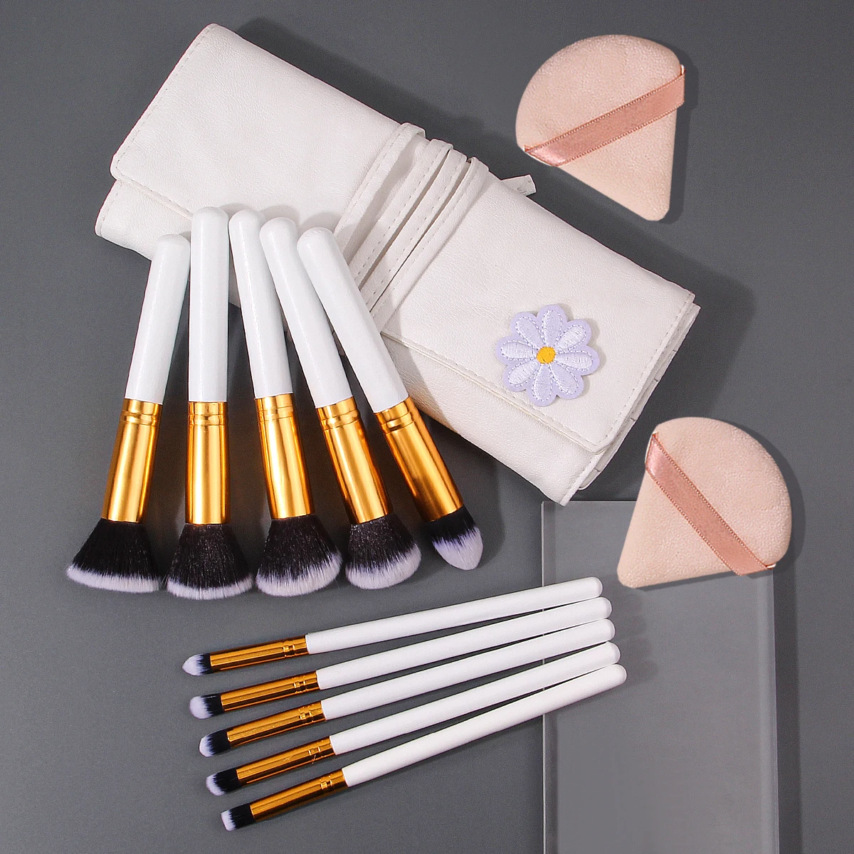 ชุดแปรงแต่งหน้ามืออาชีพ 13 ชิ้น: แปรงแต่งหน้าอเนกประสงค์ + กระเป๋าเก็บของขนาดใหญ่ + พัฟแป้งรูปสามเหลี่ยม