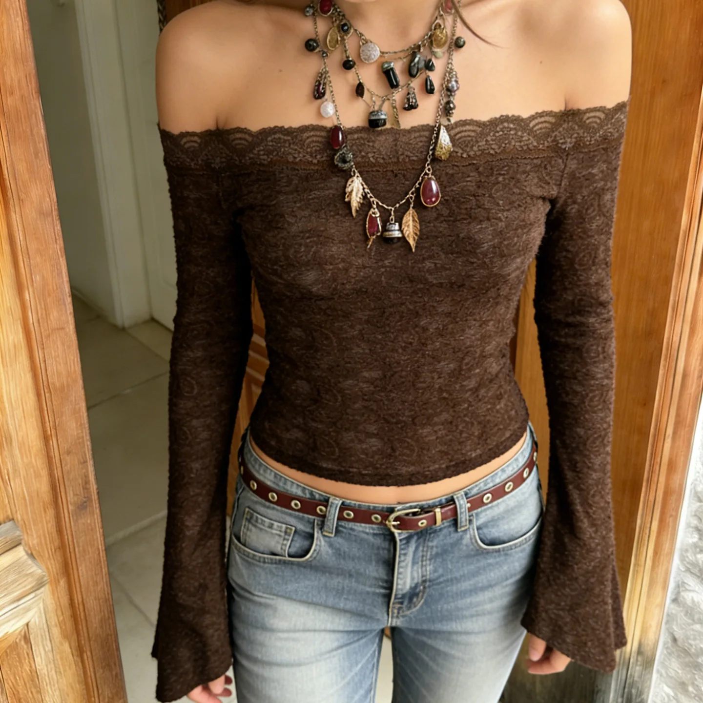 

Зимняя короткая футболка коричневого цвета с вырезом на горловине, расклешенными рукавами и кружевной отделкой, универсальная модель.