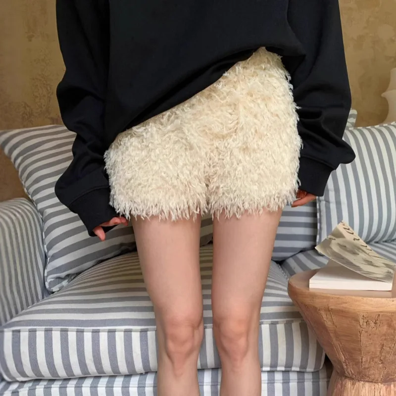 Pantaloncini in pile sfilacciato torta color crema per le donne Autunno Inverno Nuovo temperamento retrò Bordo in lana Pantaloncini minimalisti semplici e versatili