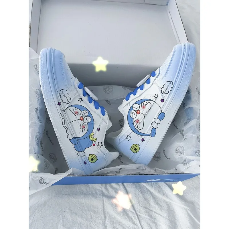 أحذية Doraemon Cartoon 2D المرسومة يدويًا منخفضة الارتفاع للربيع والخريف أحذية بيضاء عصرية جديدة قابلة للتنفس هدية عيد ميلاد بالجملة #4