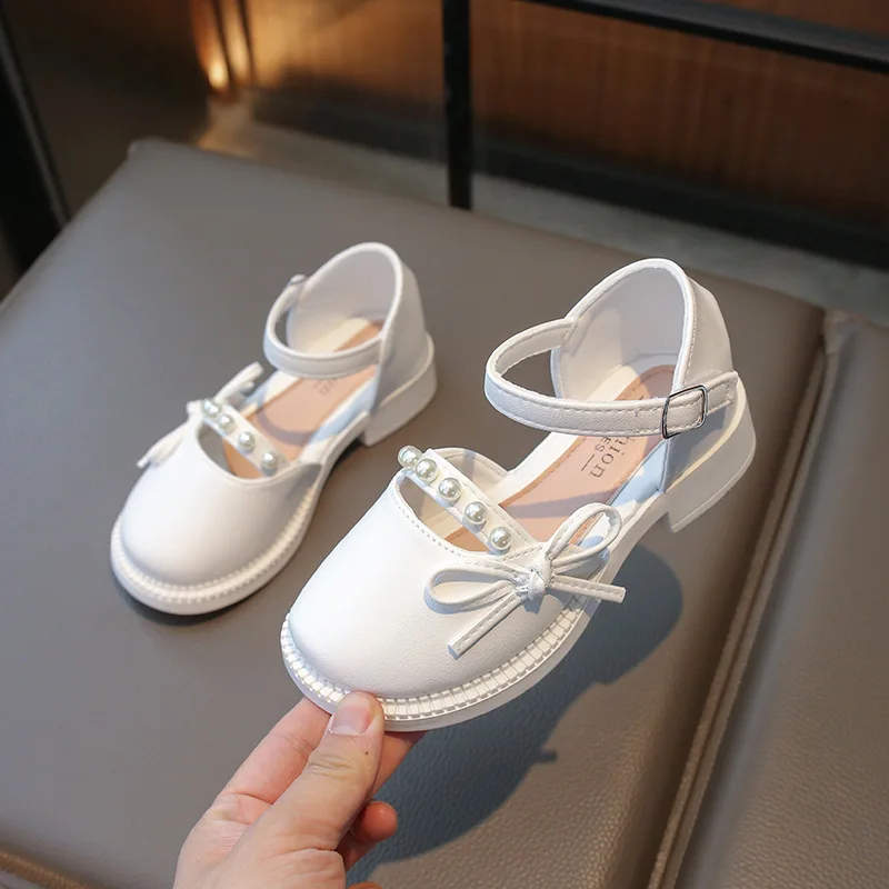 

Новые сандалии для девочек весны 2025: детские сандалии с бантом и жемчужной повязкой на голову на мягкой подошве, детские сандалии среднего и большого размера.