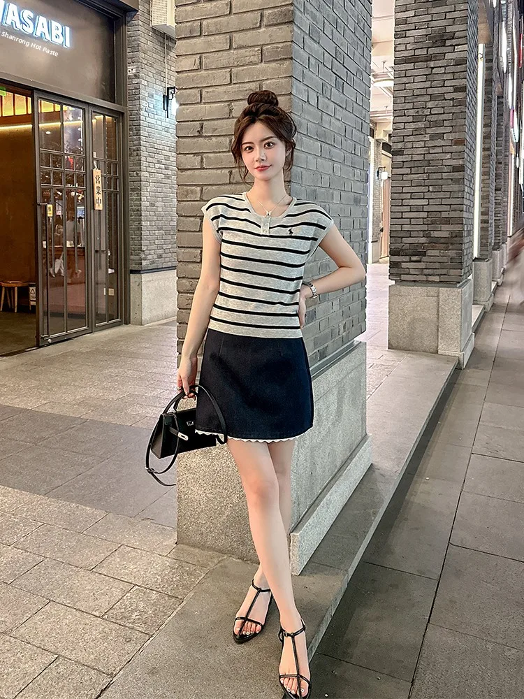 

Slim Fit Stripe T-Shirt Women's Sleeveless round Neck Summer New Style Fashionable Top U-Neck Design Thinming Novelty Shirt