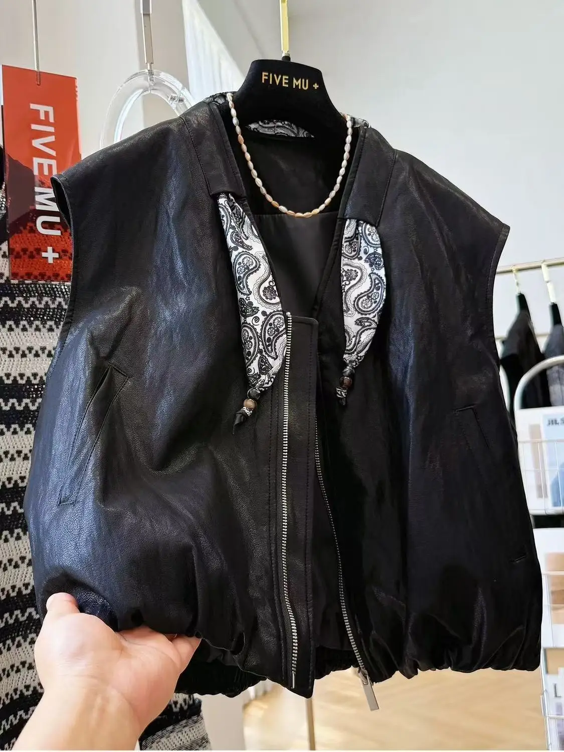 

Fashion V-neck Pu Vest Women's 2025 Spring And Autumn New Retro Sleeveless Jacket Design Versatile Ribbon Jacket