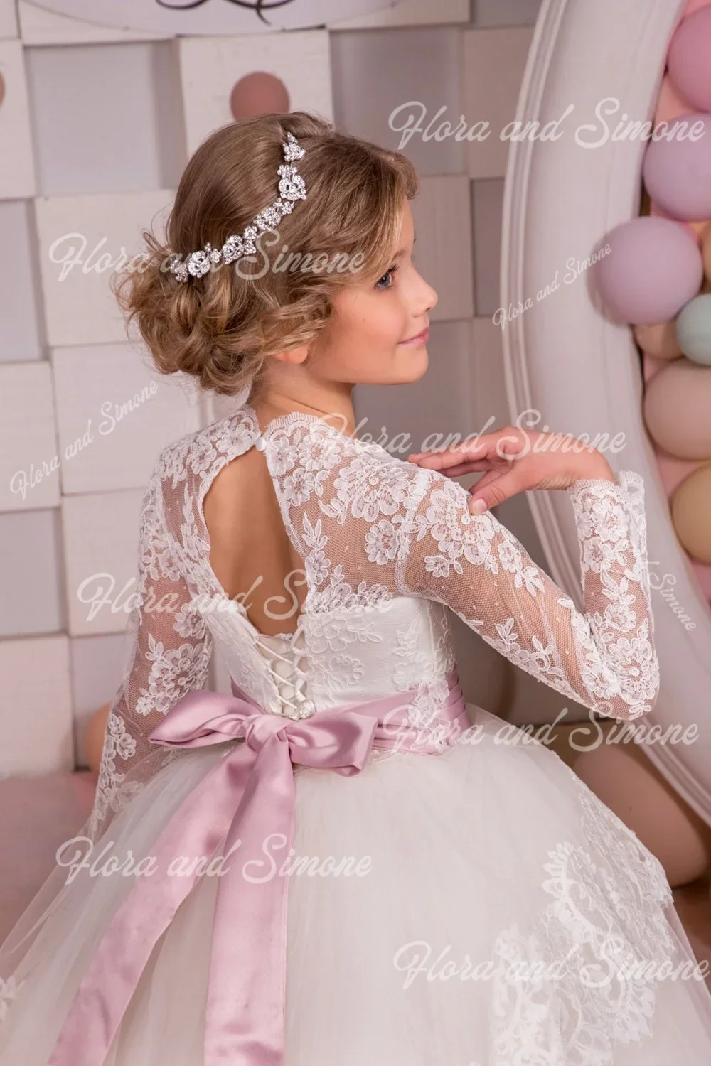 فساتين فتاة الزهور المخصصة مزينة بالدانتيل مع حزام تول وردي بدون أكمام لحفلات الزفاف وأعياد الميلاد والمناولة الأولى