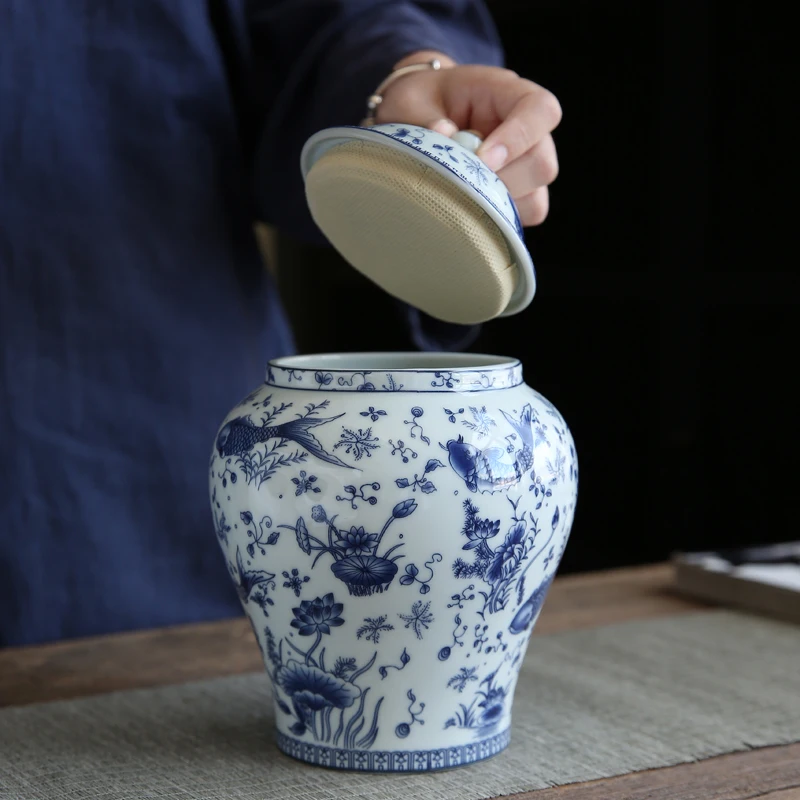 Chinese Vintage Blue and White Porcelain General Jar Ceramic Ginger Jar Airtight Storage Tank Porcelain Crafts Decoration