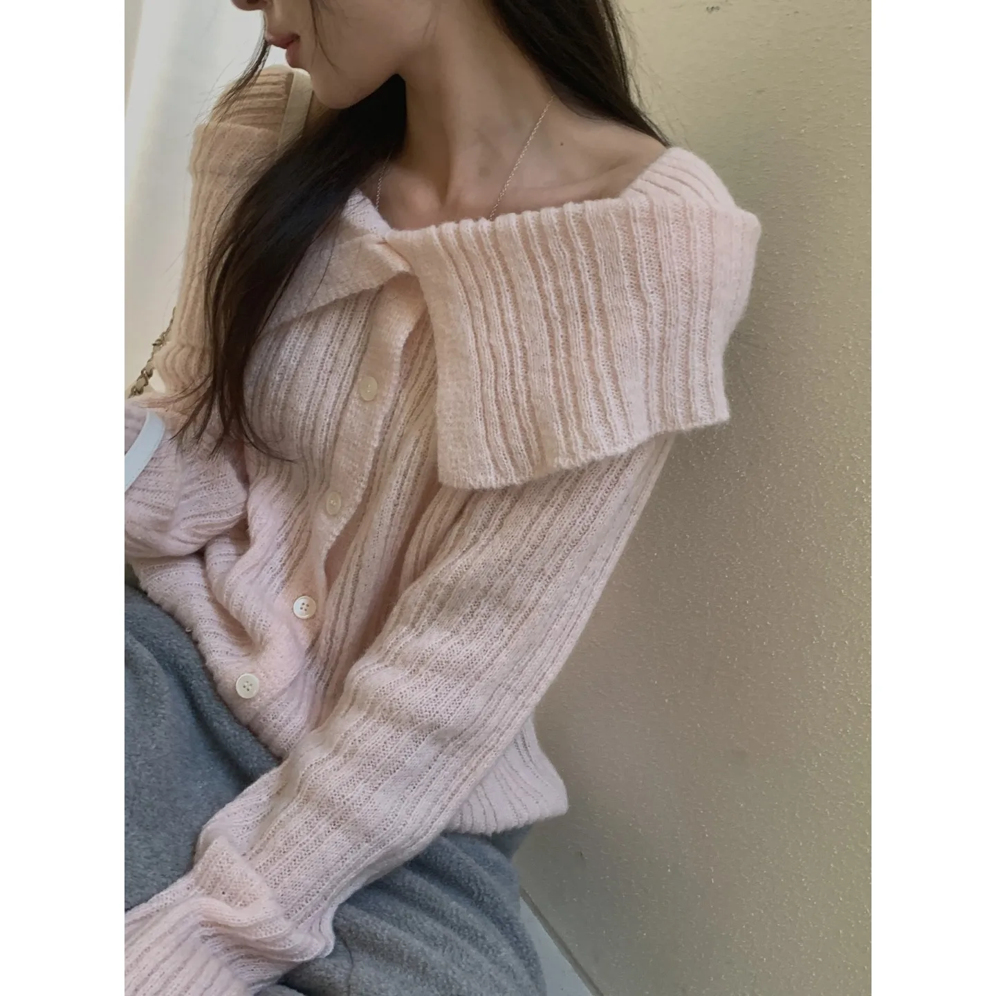 เสื้อสเวตเตอร์ถักไหมพรมผู้หญิงสไตล์หวานเก๋ แฟชั่นฤดูใบไม้ผลิ กระดุมเดี่ยว คอปกใหญ่ ดีไซน์เรียบหรู ใส่ได้หลากหลายโอกาส