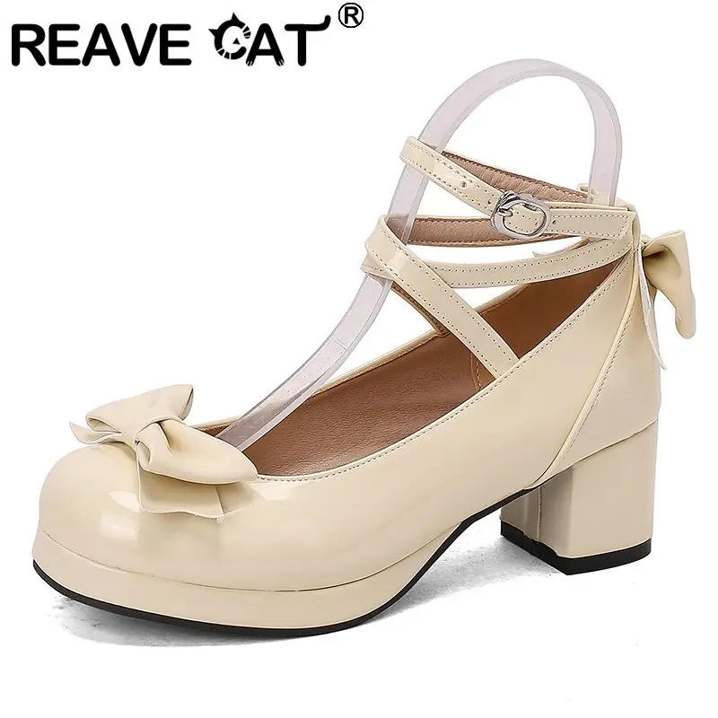 

Женские туфли в стиле Лолиты REAVE CAT, туфли-лодочки с круглым носком на массивном каблуке 5 см и ремешком с бантом и пряжкой, милые туфли больших размеров 48, 49, 50, 2025