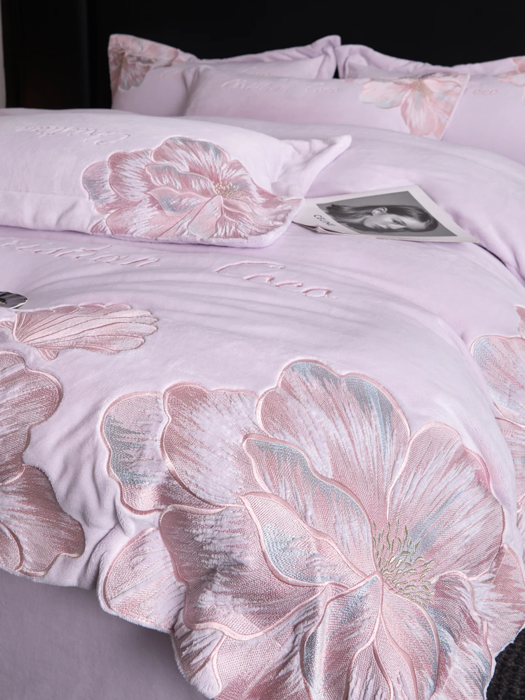 

Зимняя новинка: Роскошный теплый комплект постельного белья из утолщенного молочного вельвета и кораллового флиса с антистатическим эффектом – пододеяльник, простыня, покрывало