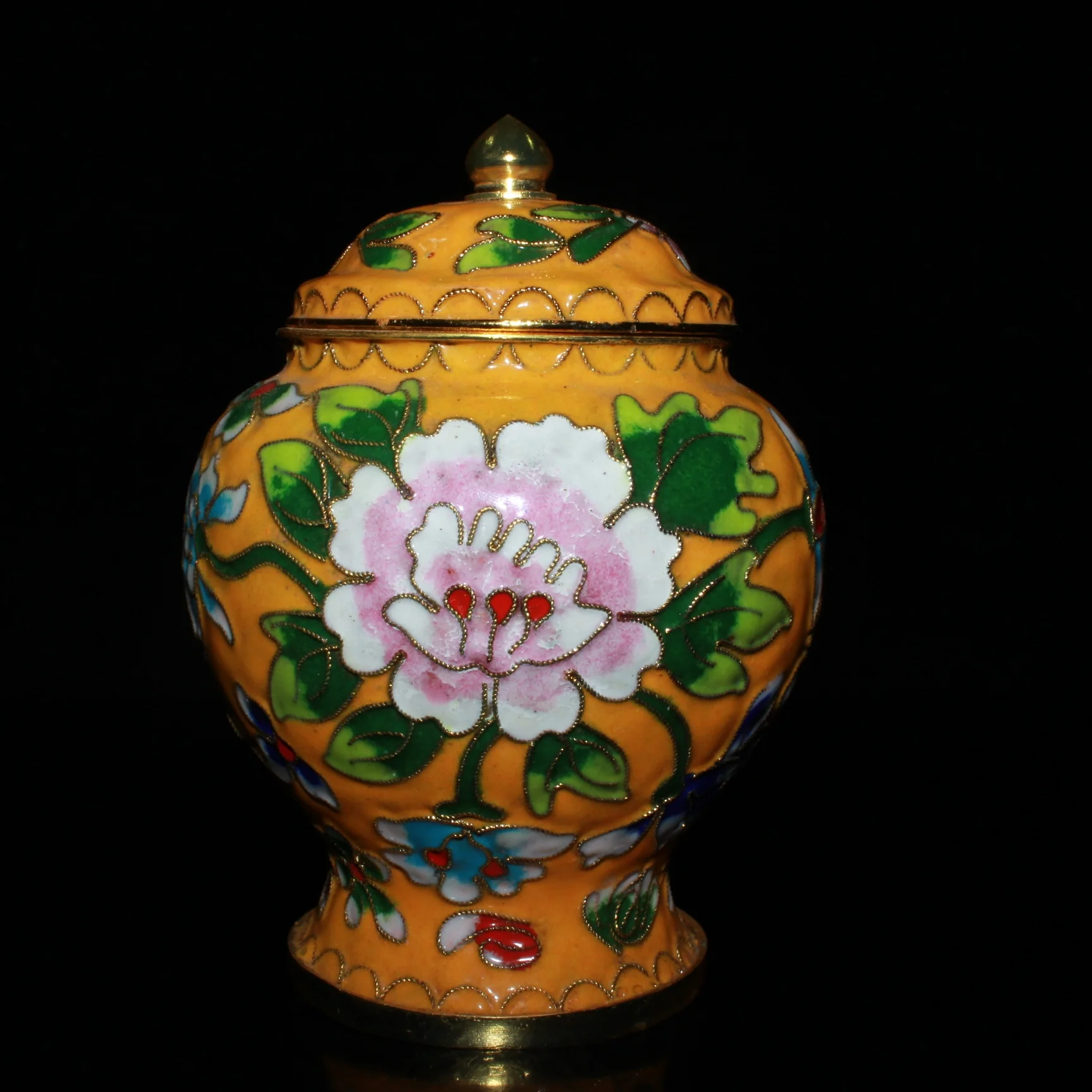 Handcrafted copper body with hand-pulled filigree decoration of Jingdezhen blue and white enamel jar ornament