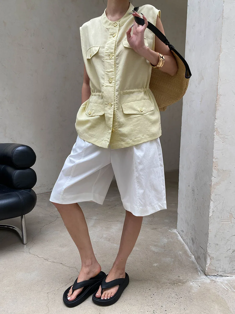 Sommerliche Damen-Weste in unifarbenem Design mit Stehkragen, Kordelzug an der Taille und schlankmachendem, ärmellosem Design. – Detail 15