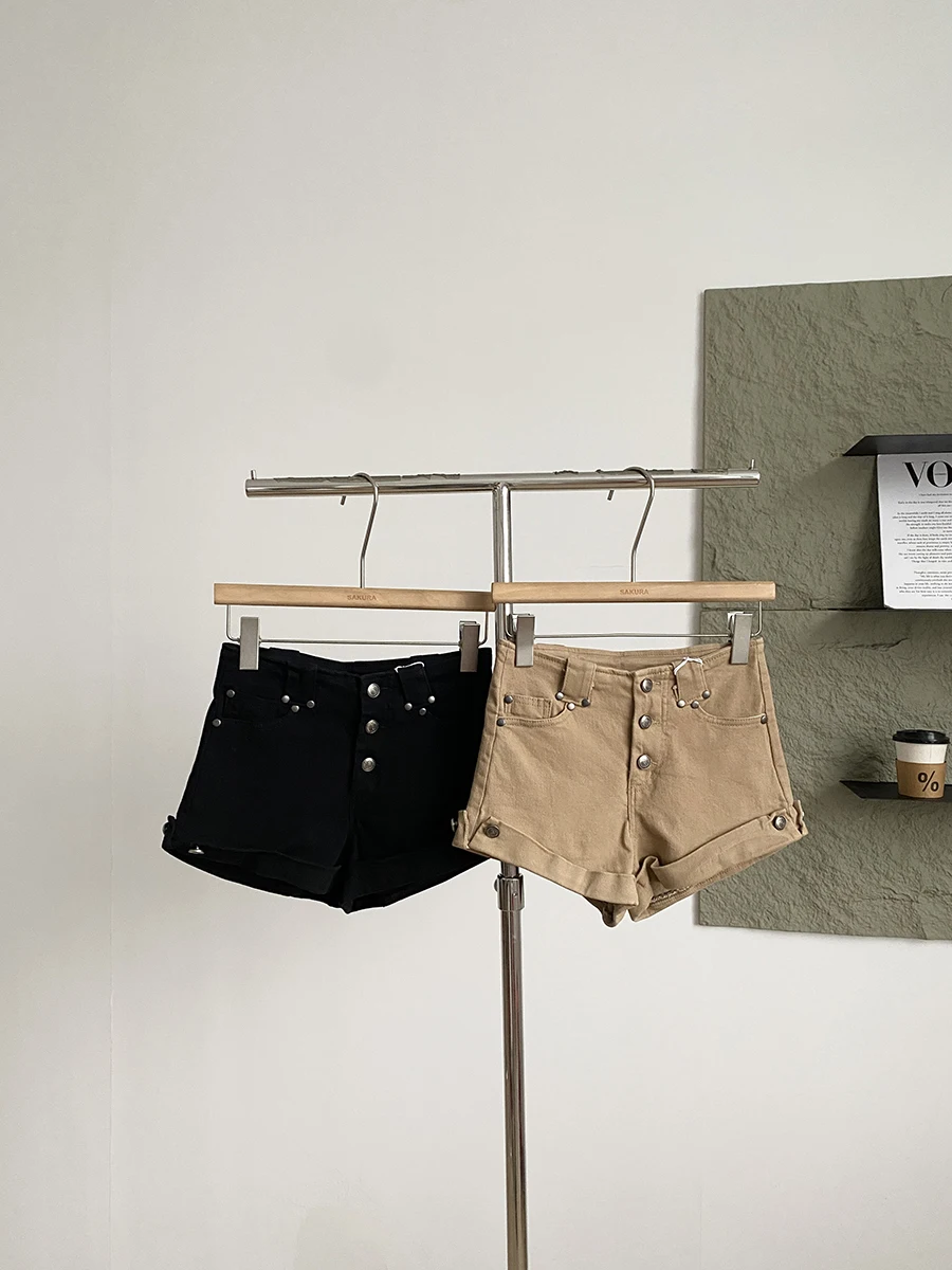 

Retro American Rivet Button Denim Shorts Women's Low Waist Slimming Versatile Spicy Girl Hot Pants Winter Collection