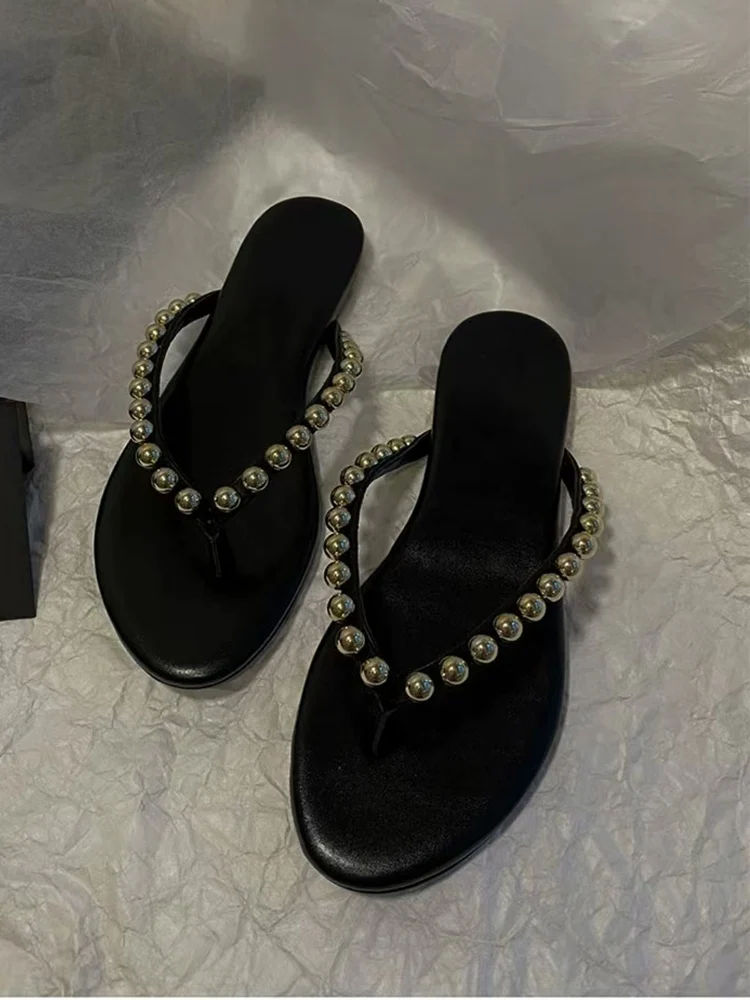 

Лето 2024, женские универсальные сандалии на плоской подошве с жемчугом, уличные пляжные праздничные тапочки-стринги, повседневные кожаные резиновые тапочки с бриллиантами
