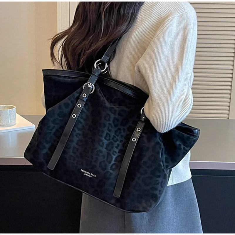 Vintage-Umhängetasche mit Leopardenmuster, Winter-Handtasche aus Kunstwildleder mit großem Fassungsvermögen, verstellbarer Riemen, Metallring-Dekoration, weiche Hobo-Tasche. – Detail 20