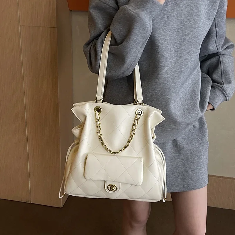 

2025 New Women's Bag Rhombus Texture Tote Versatile Chain Large Capacity Bag Fashion