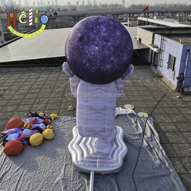 Advertising Inflatable Spaceman Holding a Moon Giant Inflatable Astronaut for Event Decoration
