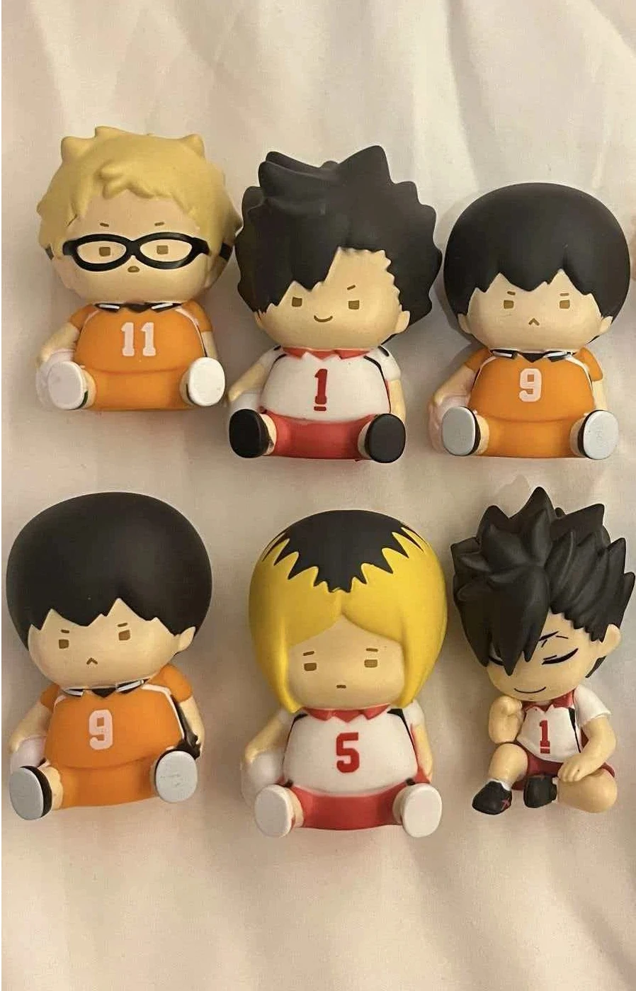 

Новинка в наличии: Фигурка-капсула волейболиста (молодежная версия, сидящий в позе) в разных цветах, модель-украшение, сувенир для фанатов