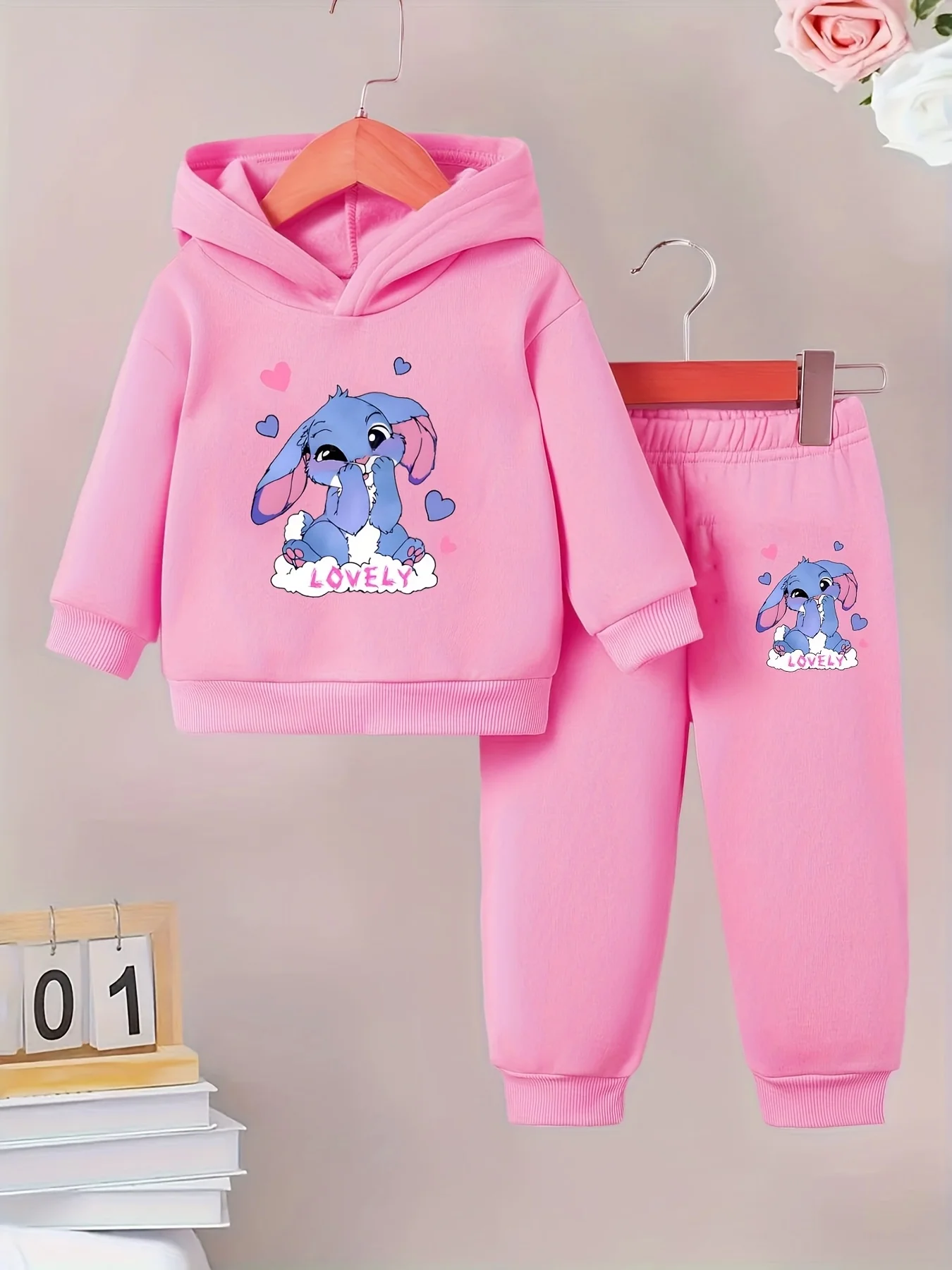 A cute two-piece set of cartoon printed fleece hooded long-sleeved sweatshirts and sweatpants for infants and toddlers in spring
