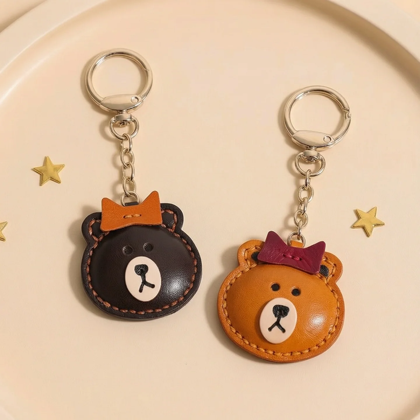 漫画のクマの刺繍入り本革バッグペンダント、牛革製カーペンダント、タンナリー加工革キーホルダー、バッグアクセサリー