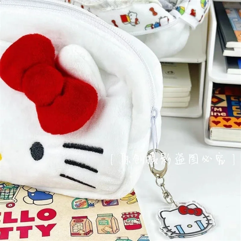 Astuccio per matite in peluche Sanrio Hello Kitty Simpatico cartone animato Anime Borsa per cancelleria per studenti con fascino di grande capacità Regali per le vacanze per ragazze e bambini