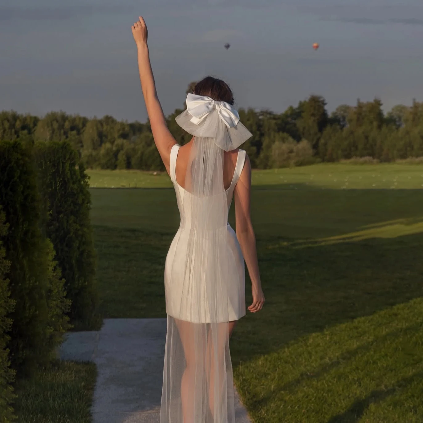 Elegant Square Neck Satin Short Wedding Dress With Big Bow Sleeveless Bodycon Mini Bridal Dress For Civil Elopement Party Bride