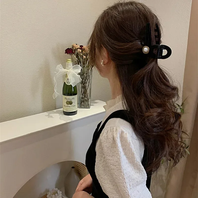 Vintage Elegant Black Velvet Hair Claw Korean Fashion Pearl Large Hair Claw Women Girls Hair Styling Headwear Shark Hairpins