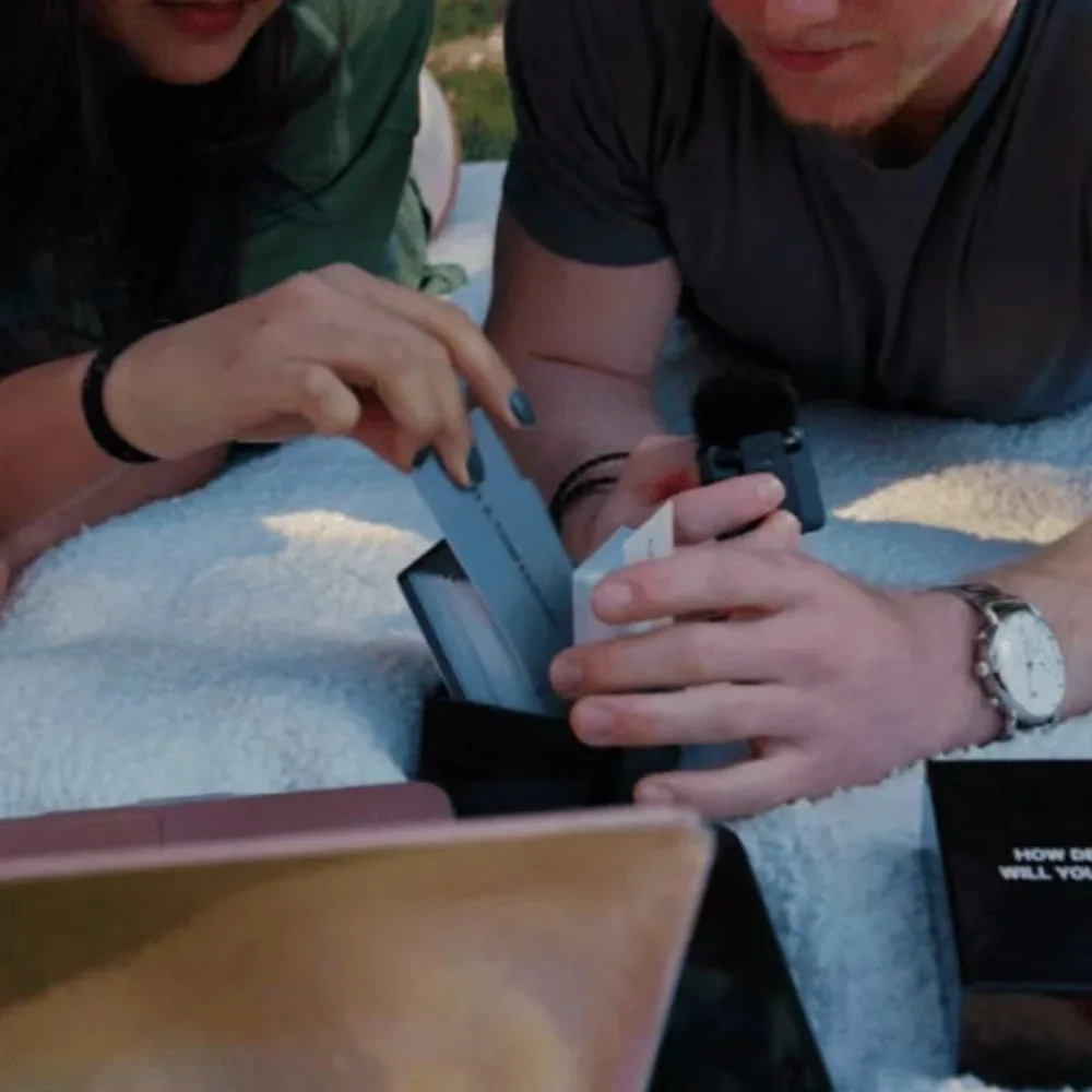 ชุดการ์ดคู่รัก เกมการ์ดสนทนา การ์ดเกมท้าทายสุดฮา ชุดการ์ดอารมณ์ การ์ดคำถามลึกซึ้งสำหรับคู่รัก