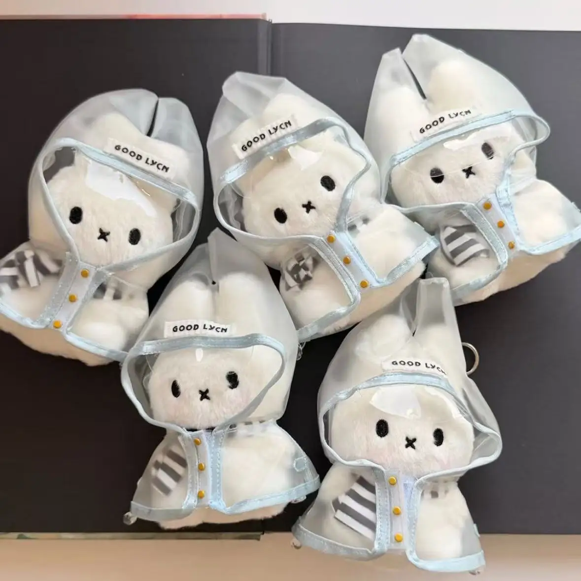 Chaveiro Pingente de Pelúcia Coelhinho Miffy com Capa de Chuva, Presente para Alguém, Acessório para Mochila Escolar Feminina