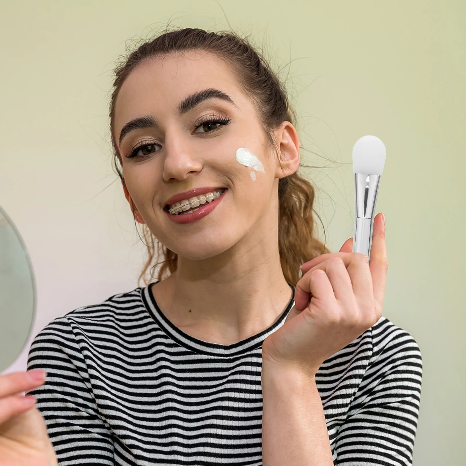 

Flexible Silicone Face Mask Brush with Scoop Dual-Ended Design for Facial Creams Serums and Clay Masks Easy Clean Beauty Tool