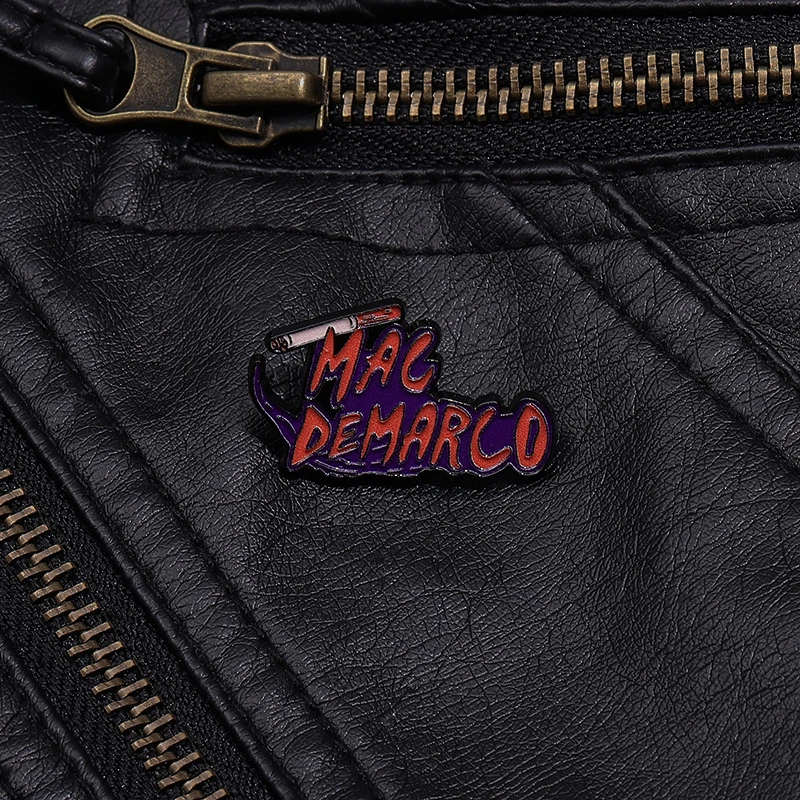 MAC-DEMARCO الأحمر إلكتروني بروش مضحك السجائر شارة معدنية دبابيس ظهره الملابس والمجوهرات والاكسسوارات الديكور هدية