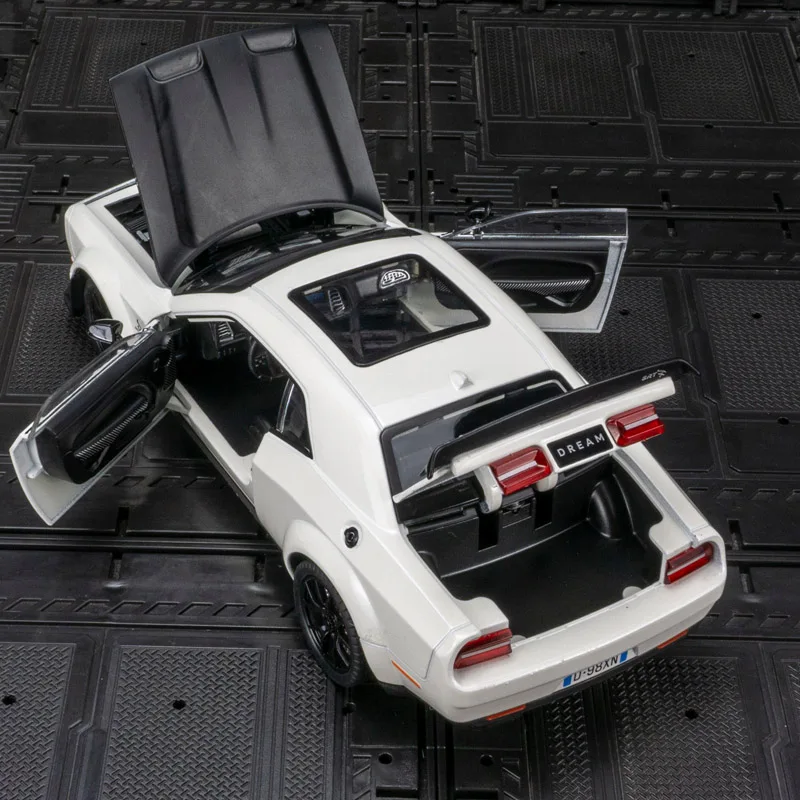 1:24 modelo de carro esportivo de liga Dodge Hellcat, portas e capô do motor, porta-malas pode ser aberto para brinquedos infantis