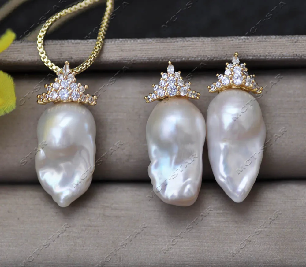 

Z14561 Комплект из 23-миллиметровых золотых серег-подвесок с короной, инкрустированных белыми барочными жемчужинами Keshi и фианитами